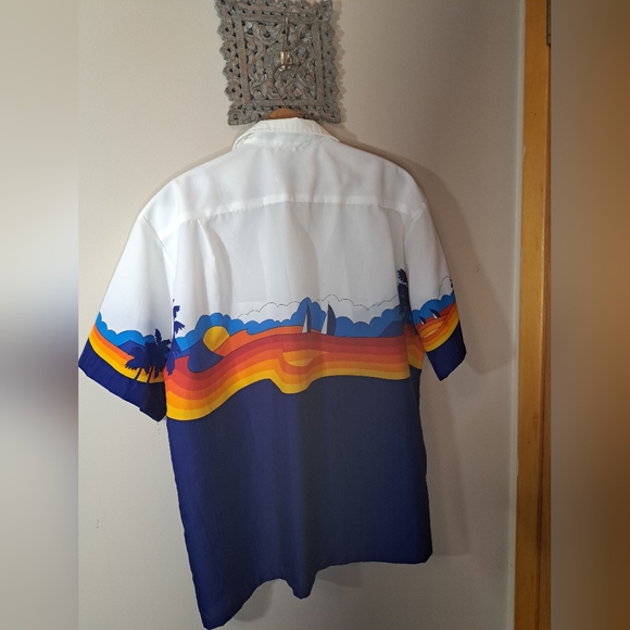 Vintage 1990's Shoreline Short Sleeve Hawaiian Shirt. - Picture 2 of 11